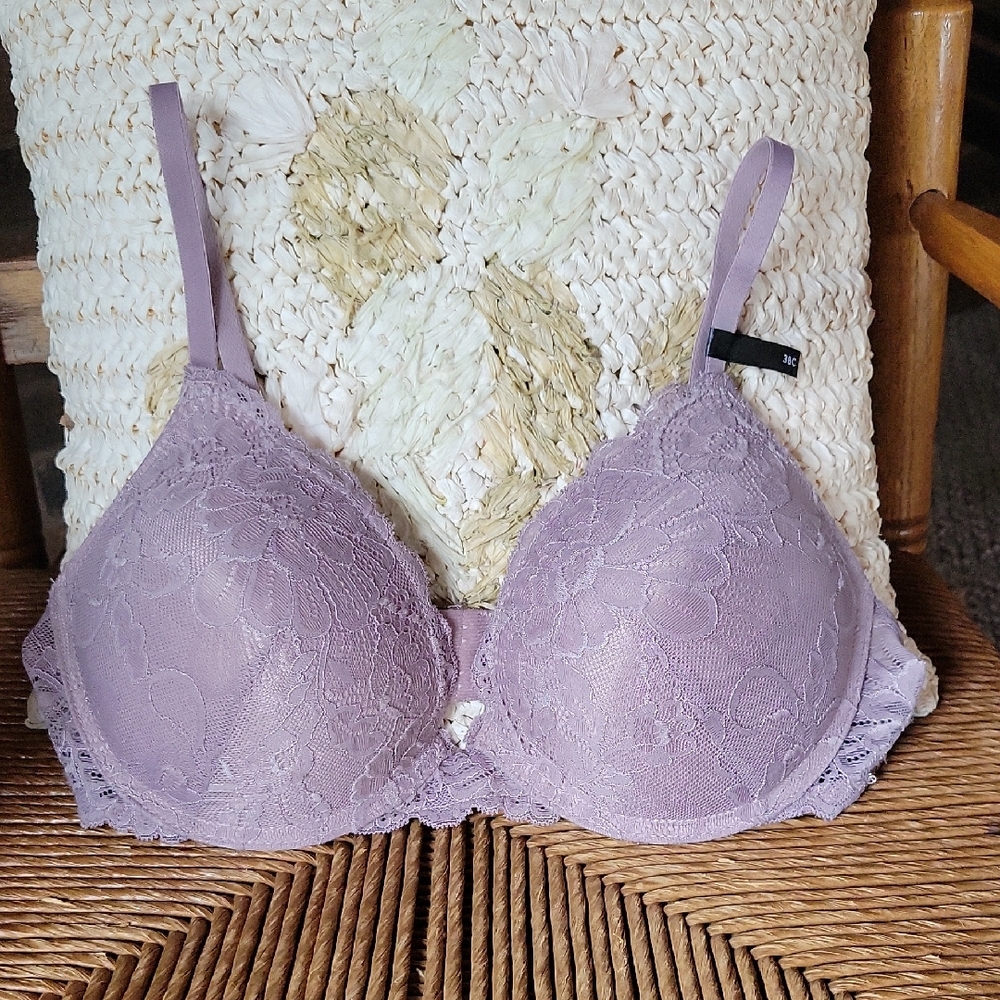 Tahari lavendar lace, padded, underwire bra, size 38C